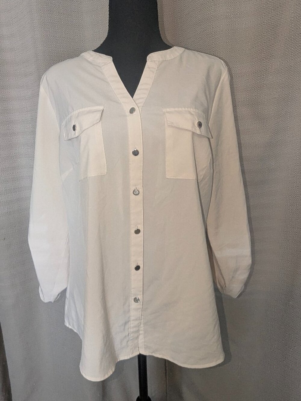 White Casual Button-Front Men's Shirt with Chest Pockets